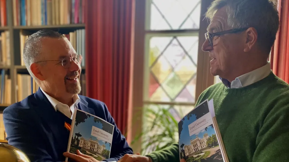 Två män som skakar hand