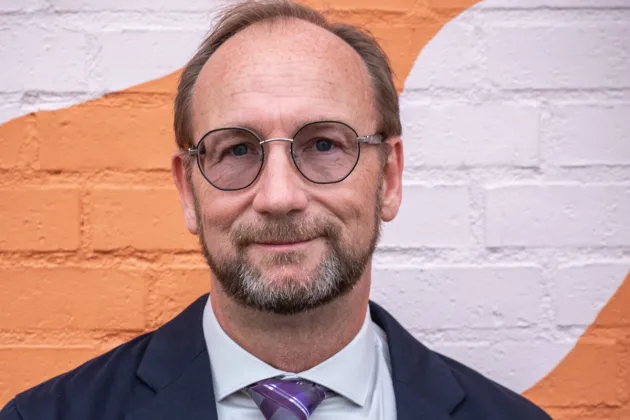 Man med skägg och glasögon