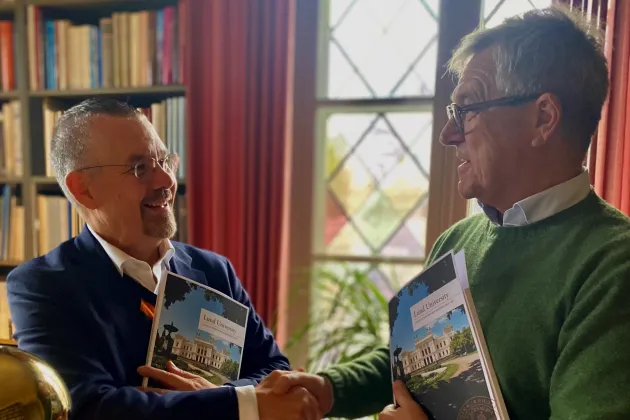 Två män som skakar hand