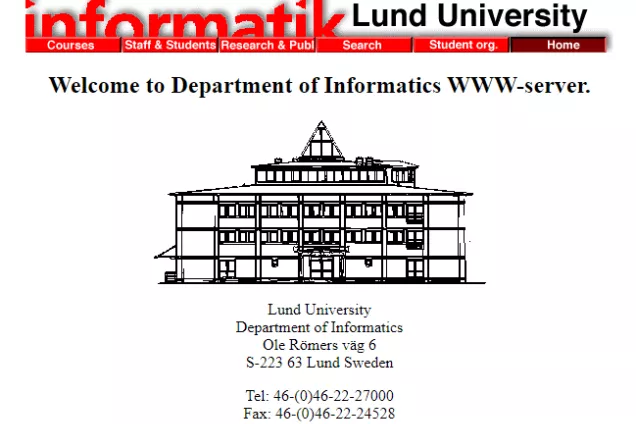 Skärmdump på en webbsida med röd grafisk rubrik "Informatik". Under menyvalen visas en svartvit illustration på Holger Crafoords ekonomicentrum.