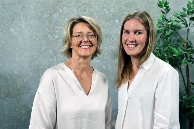 Pernilla och Stina står bredvid varandra