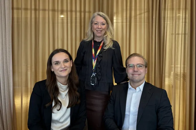 tre personer som tittar mot kameran