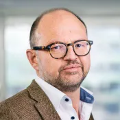 Porträtt av Fredrik Andersson. Foto. 