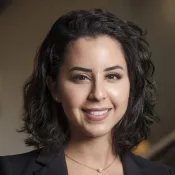 Porträtt av Maryam Akhondipour. Foto.