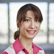 Porträtt av Nam Aghaee. Foto. 