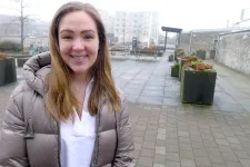 Kvinna med mellanlångt hår