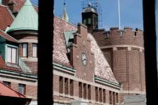 Foto av en byggnad genom ett fönster