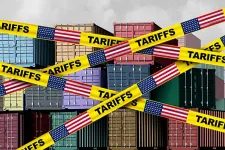 Containers med tejp framför, märkt med "tariffs" och amerikanska flaggor