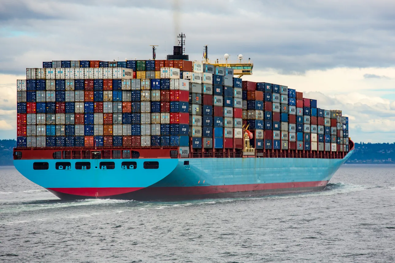 Ett containerfartyg fulllastat med containers åkades på vatten. Foto
