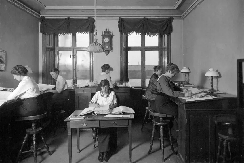 Kontorister i en ålderdomlig kontorsmiljö. Foto.